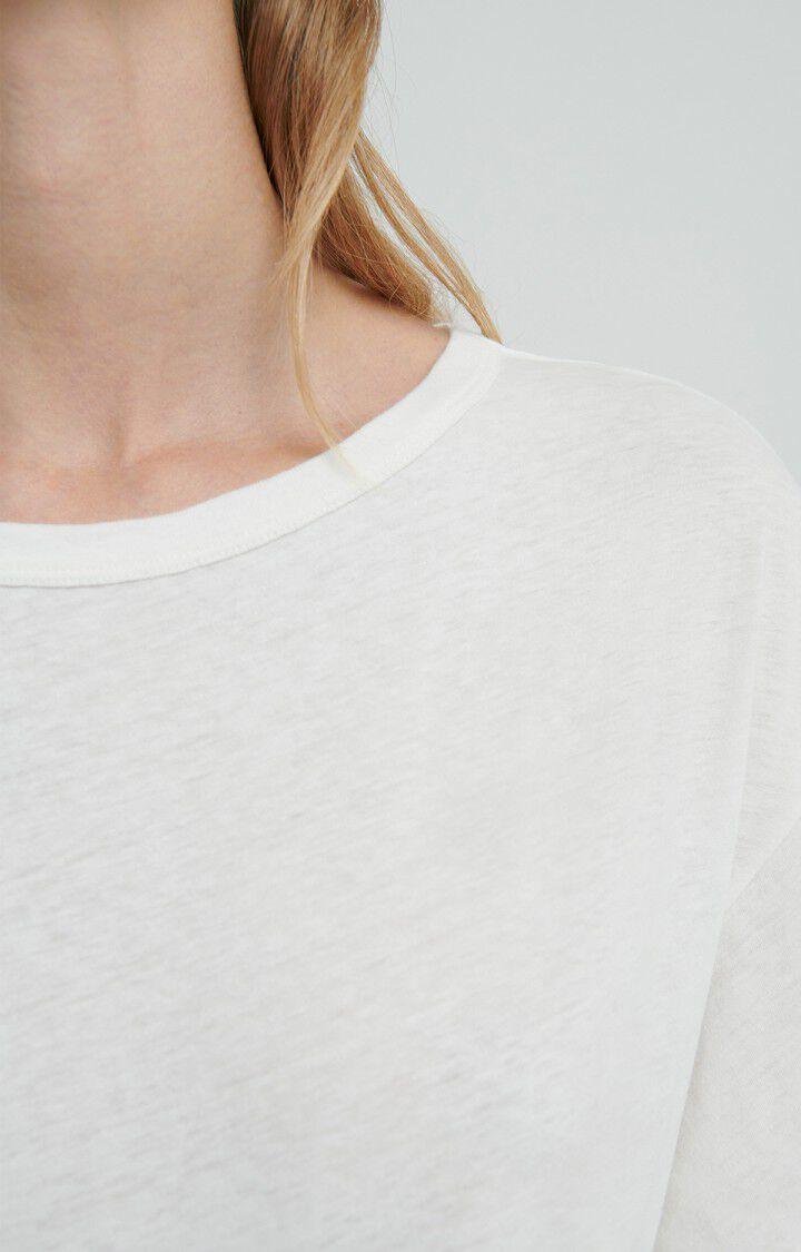Nærbilde av hvit dame t-skjorte med rund hals, enkel og minimalistisk stil.