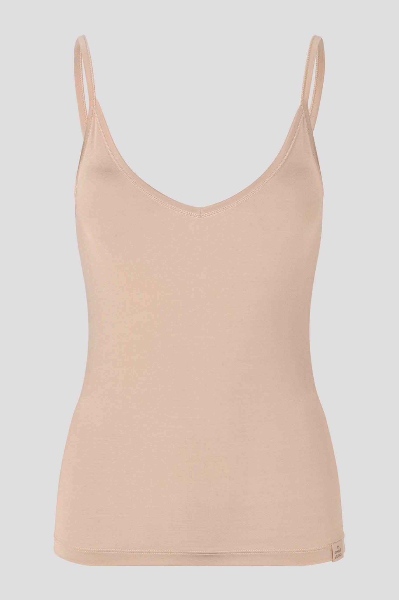 Beige singlet for dame med smale stropper og V-utringning mot hvit bakgrunn.