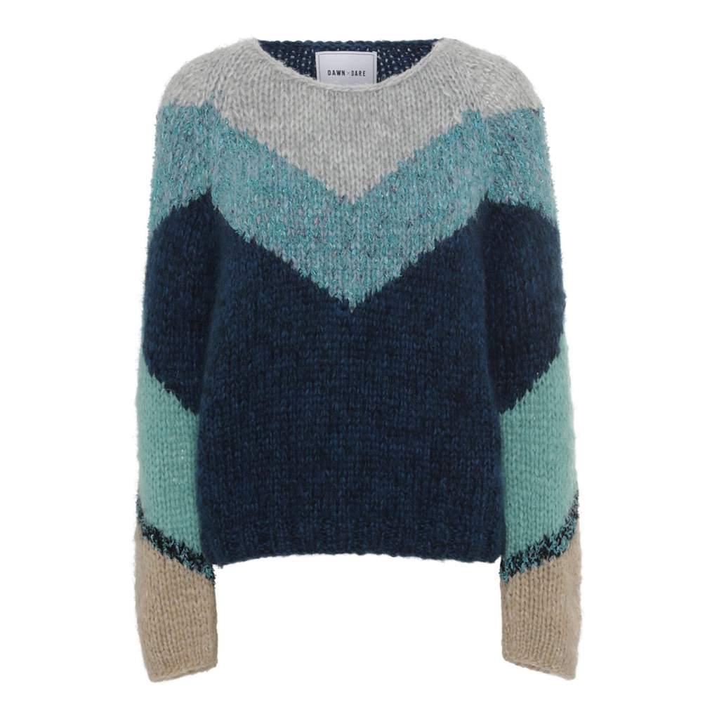 Damegenser med zigzag-mønster i blå, beige og lysegrønne striper, rund hals.