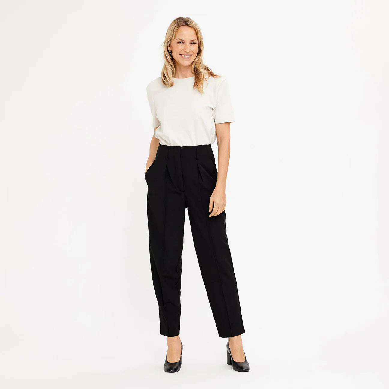 Hailey Black - No22 Damplassen