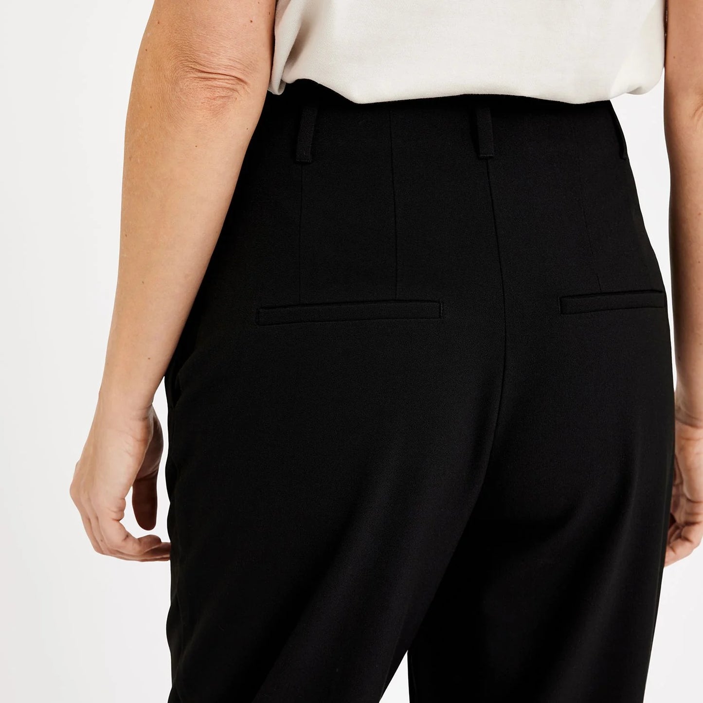 Hailey Black - No22 Damplassen