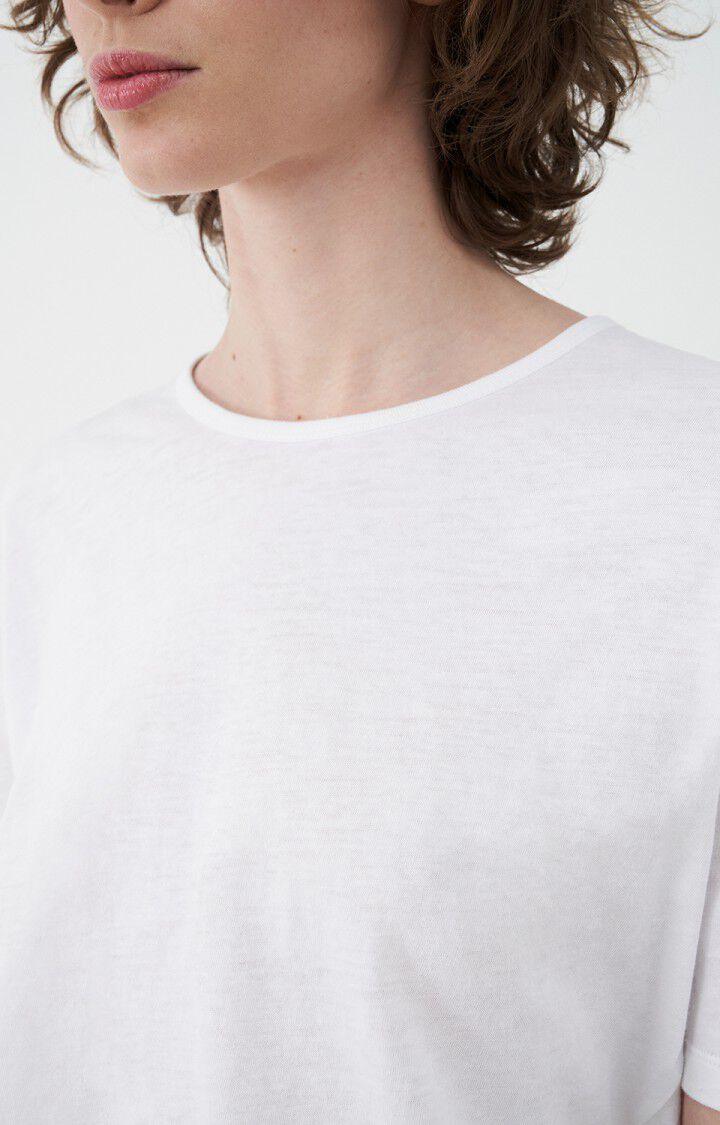 Nærbilde av kvinne med hvit basic t-skjorte med rund hals.