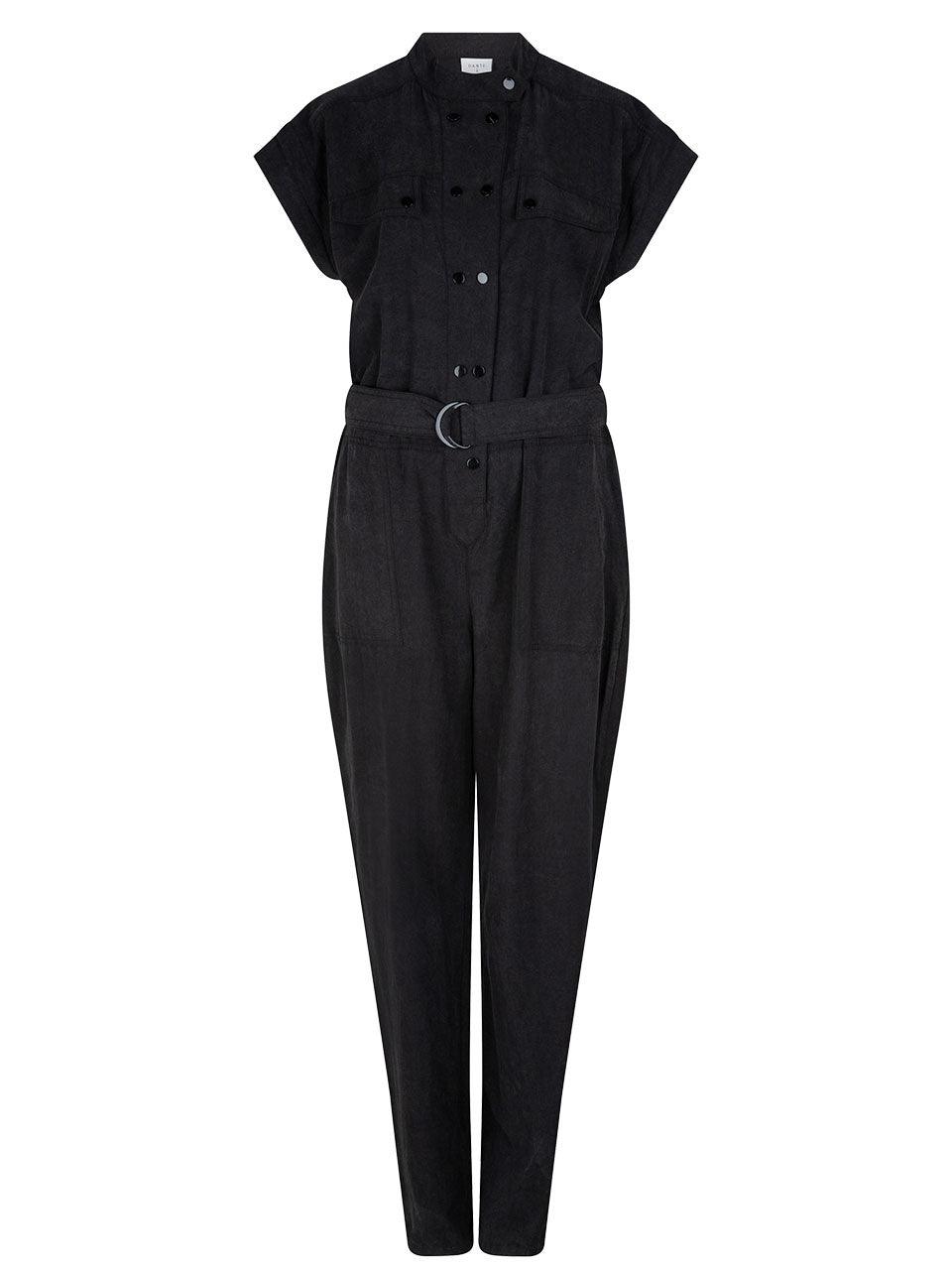 Sort denim jumpsuit med korte ermer, knapper foran og belte i livet, dameklær.