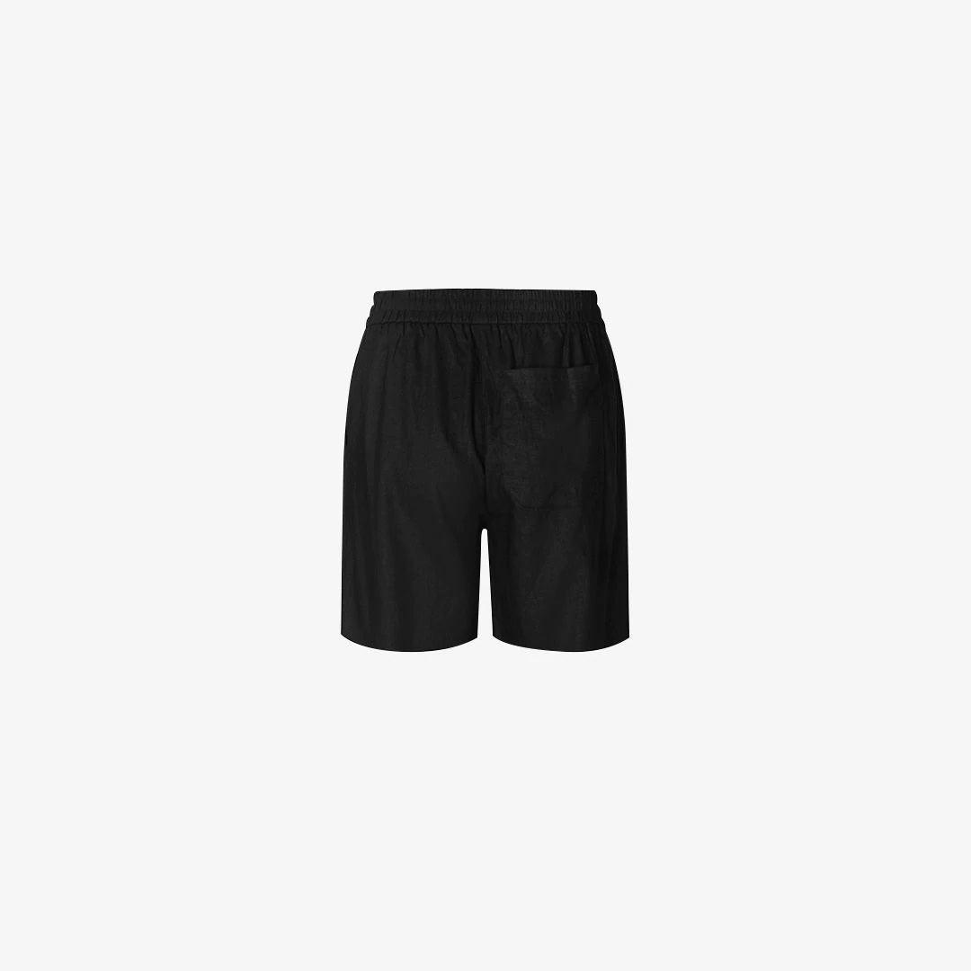 Sorte dameshorts med elastisk linning og baklomme, mot hvit bakgrunn.