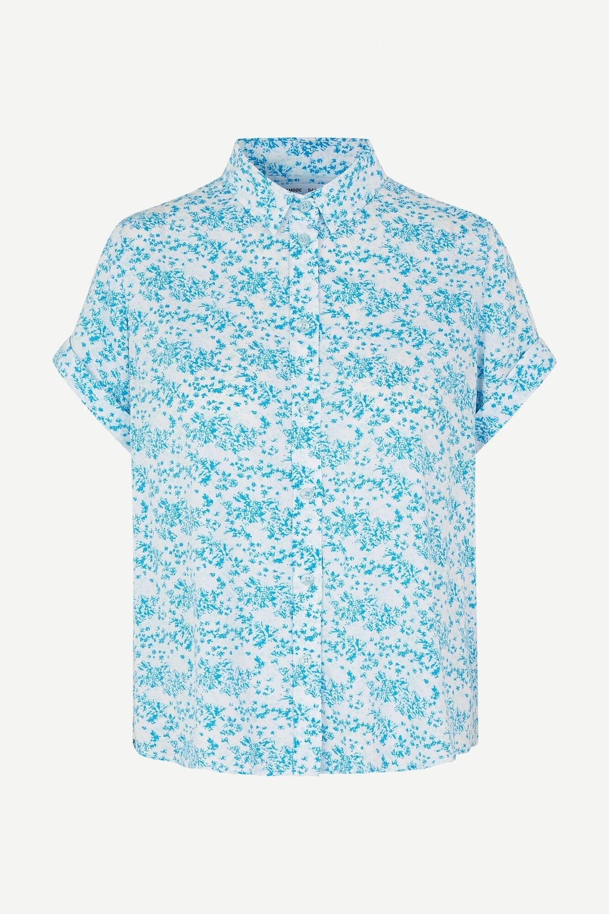 Kortermet bluse med blått blomsterprint, klassisk krage og knappelukking, dameklær
