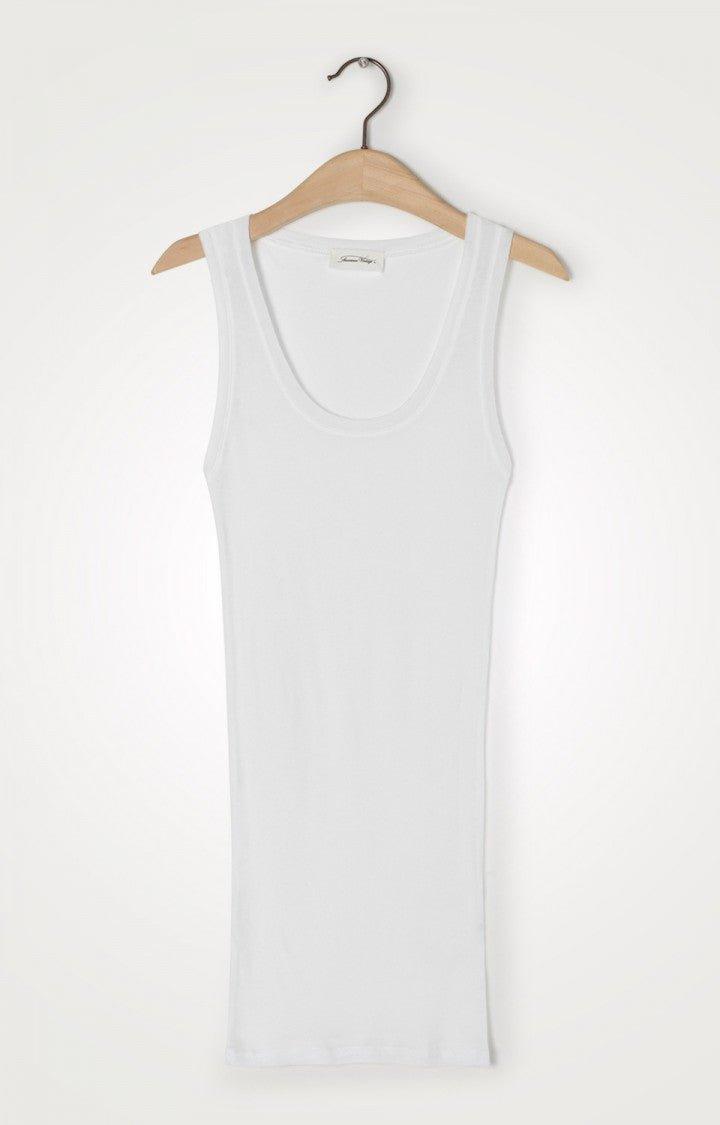Hvit tank top for dame, uten ermer, enkel design, henger på kleshenger mot lys bakgrunn.