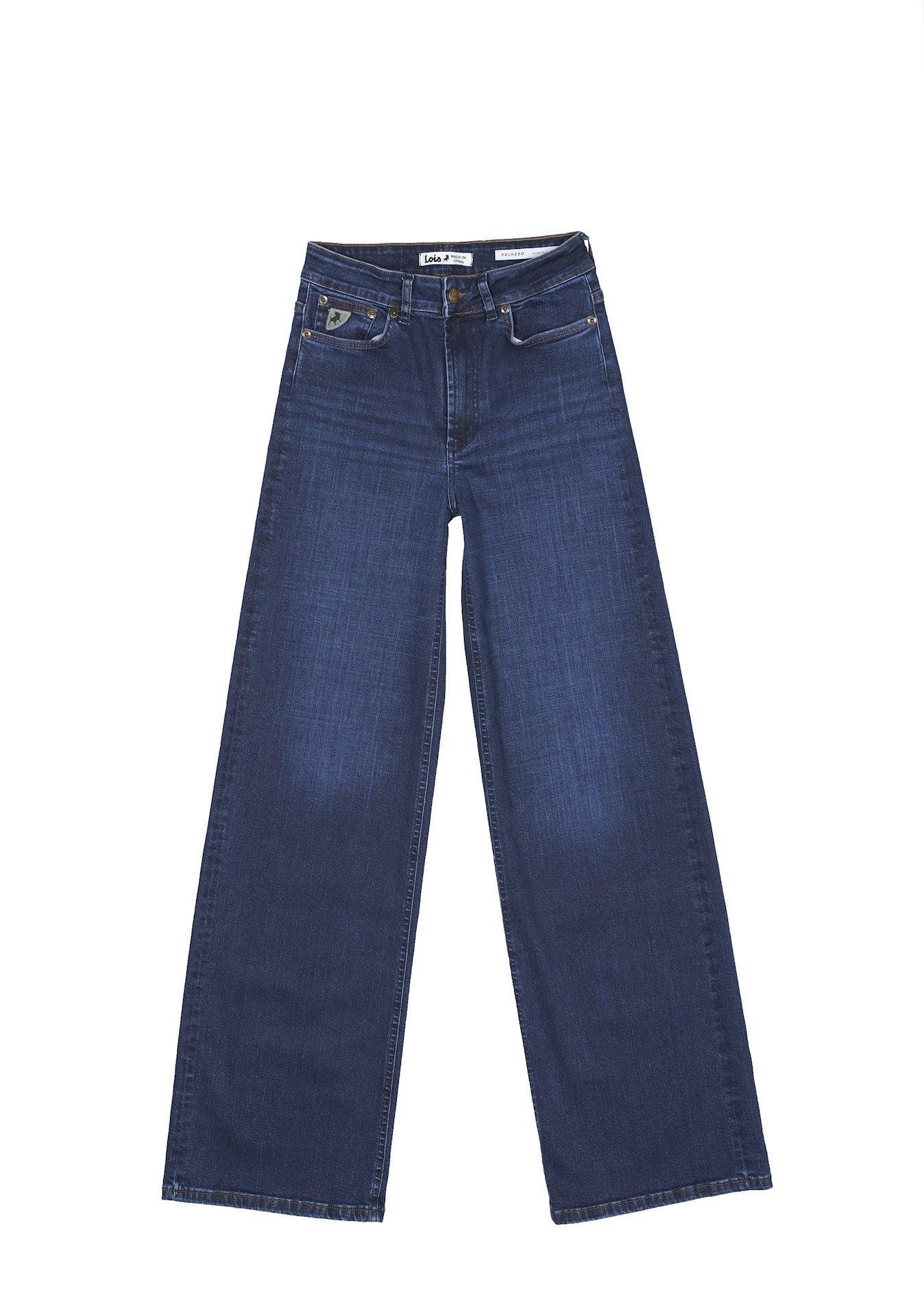 Blå damebukse i denim med vide ben og fem lommer, liggende flatt mot hvit bakgrunn.