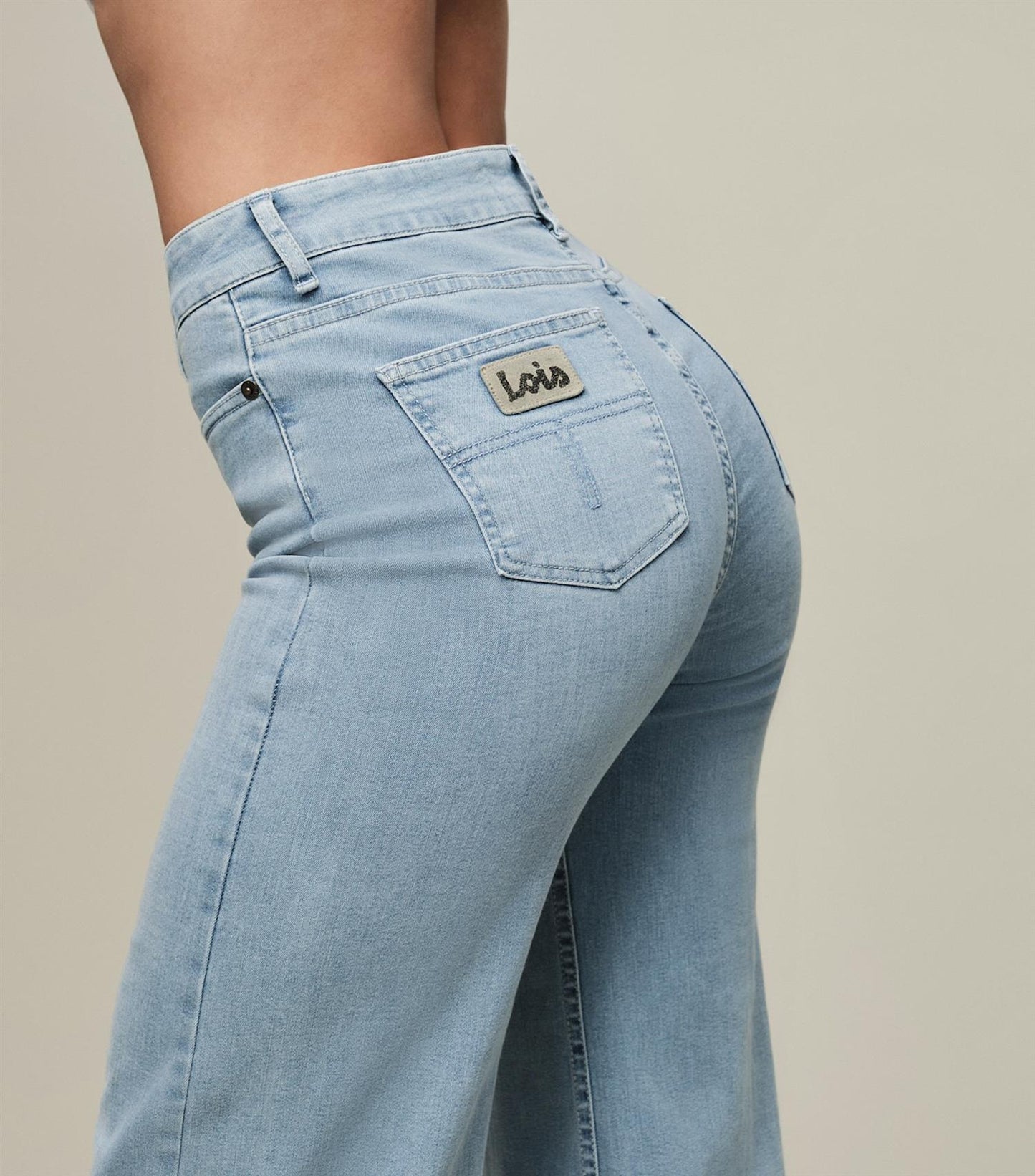 Lyseblå damejeans med rett passform og baklomme, vises på modell.