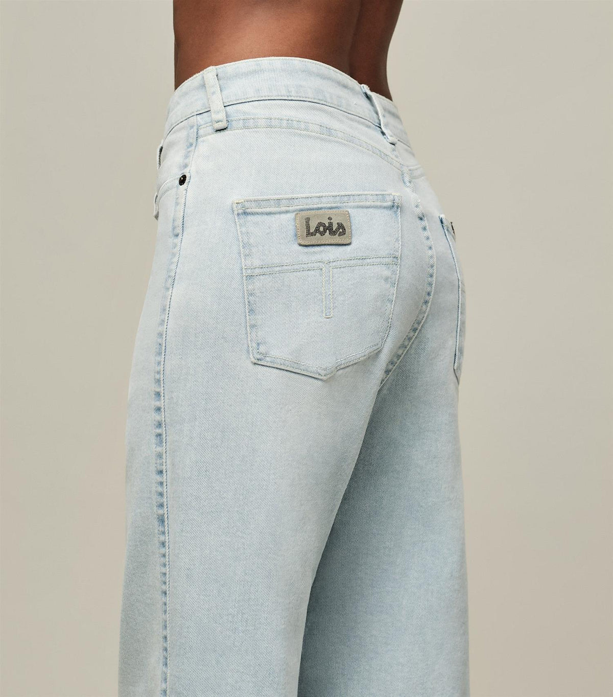 Lyseblå damejeans i denim med Lois-logo på baklommen