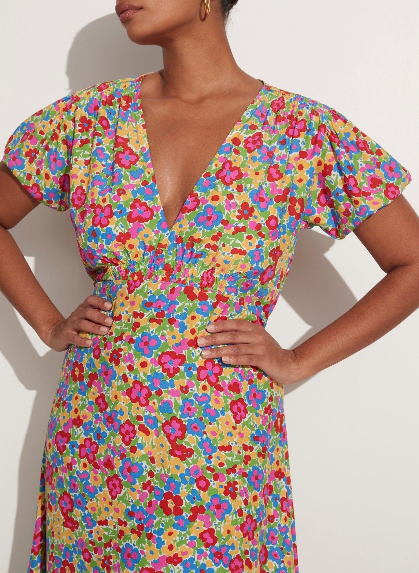 Fargerik midi-kjole med blomsterprint, korte ermer og dyp v-hals for dame.