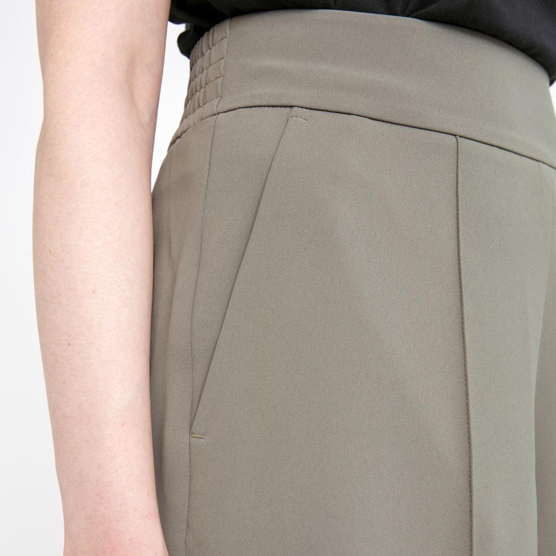 Olivenfargede dresshorts med høyt liv, sidelommer og plissert detalj i livet