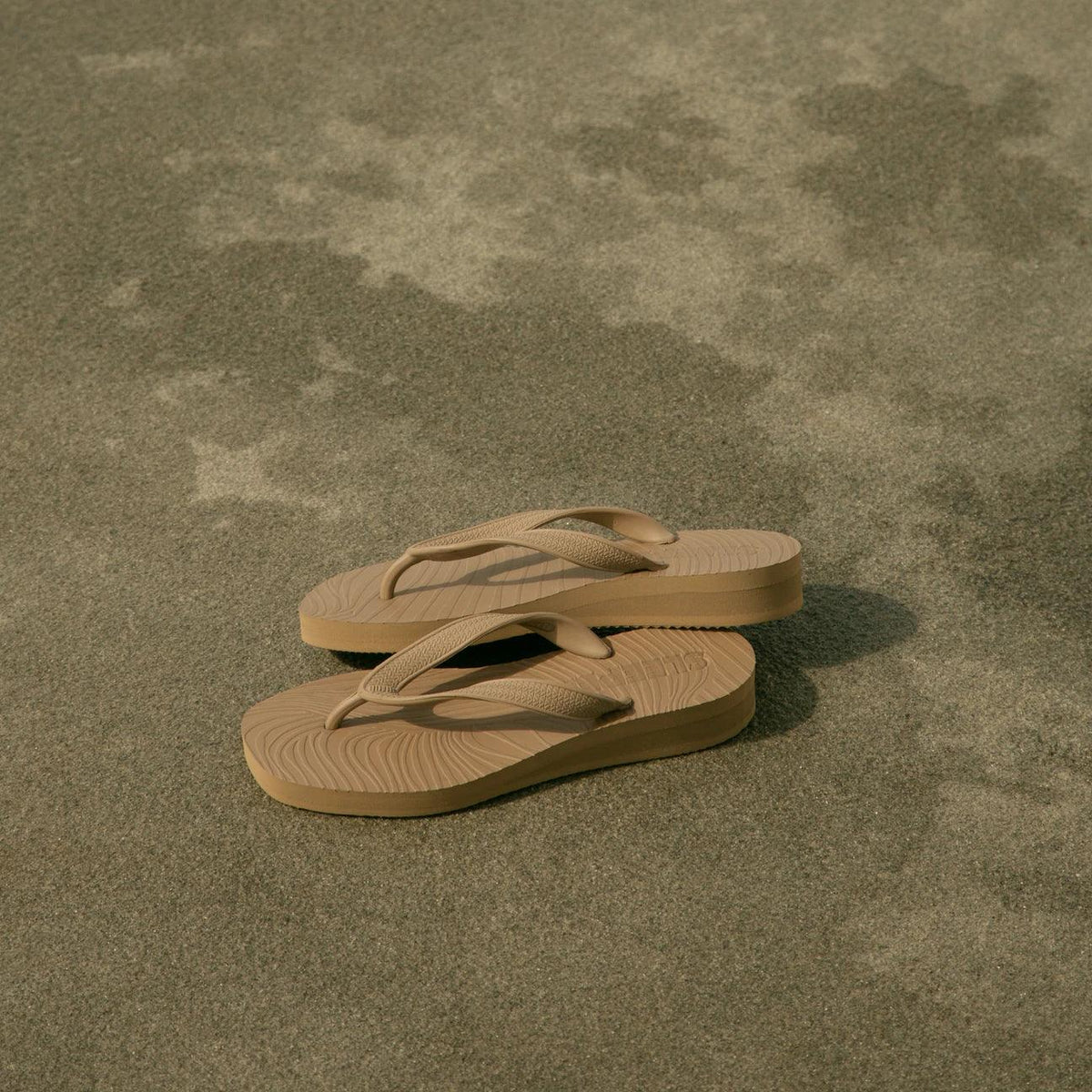 Beige platåsandaler til dame på sandfarget bakgrunn, moderne sommersko