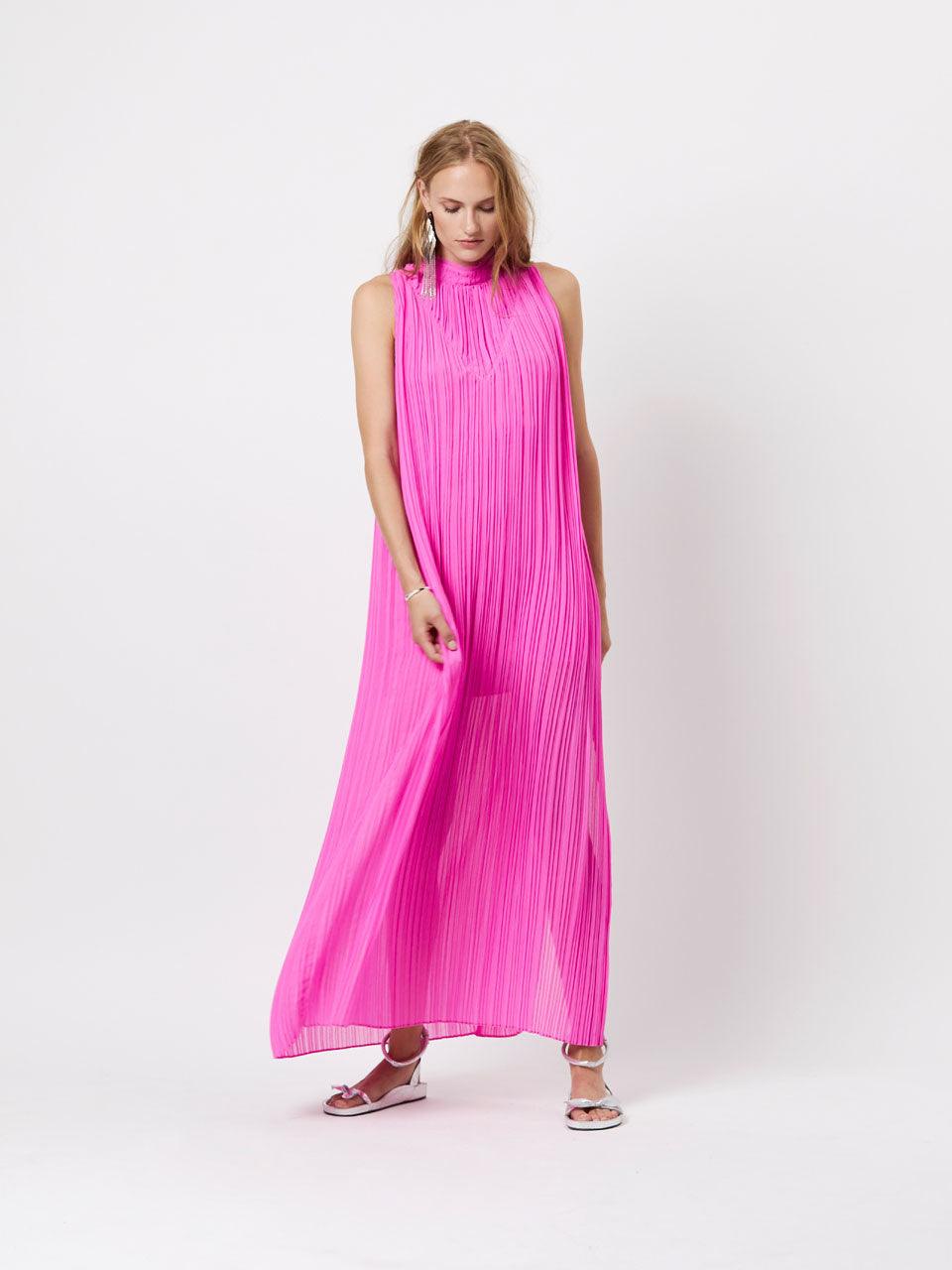 Trixie Pleated Maxi Dress Ultra Pink Energy - No22 Damplassen