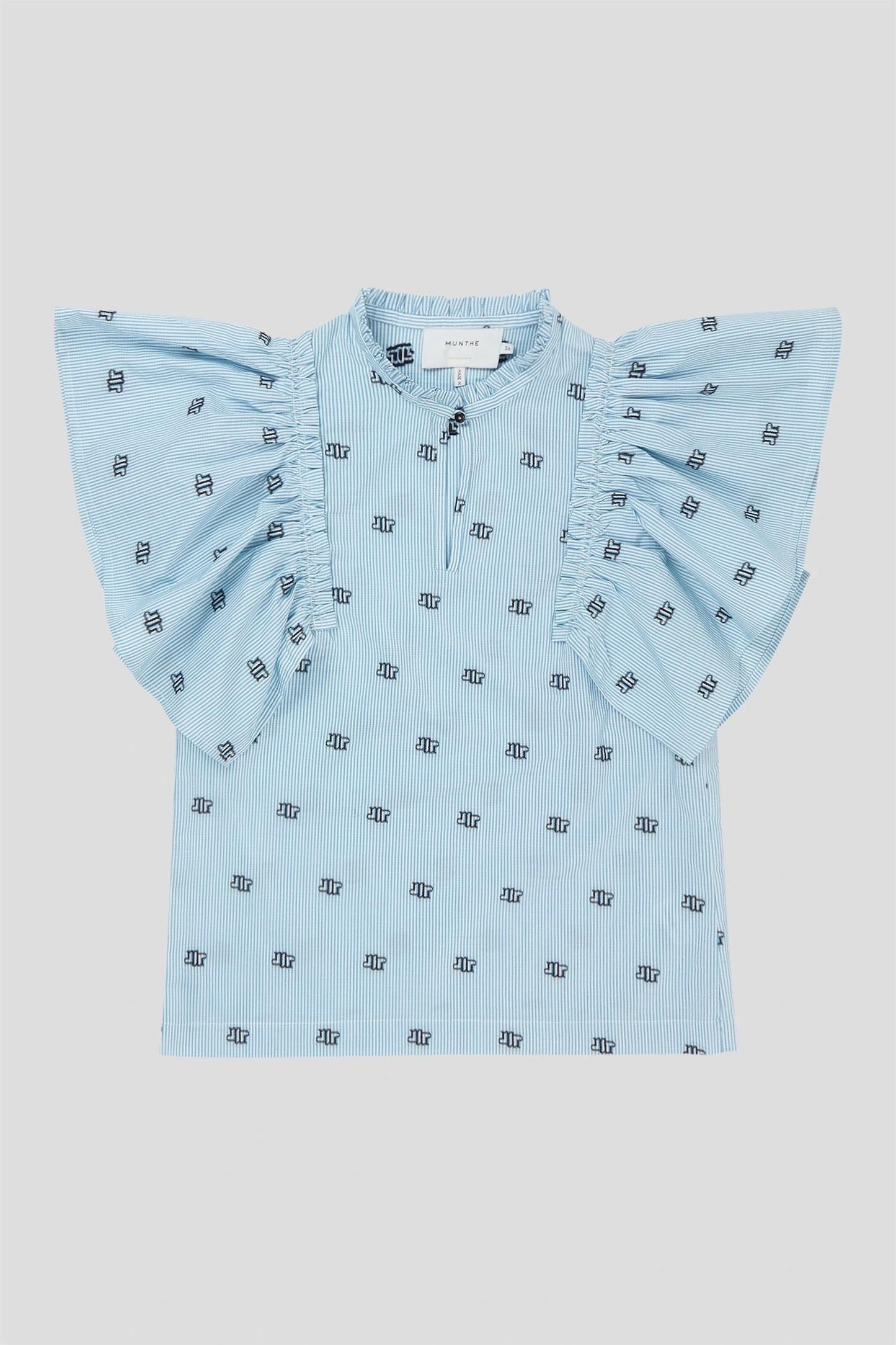 Blå kortermet bluse med voluminøse ermer, striper og små sorte broderte mønstre.