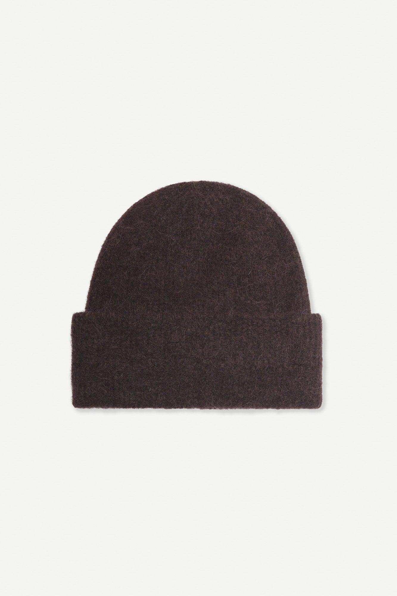 Brun strikkelue i ull med oppbrett, enkel og klassisk design mot hvit bakgrunn
