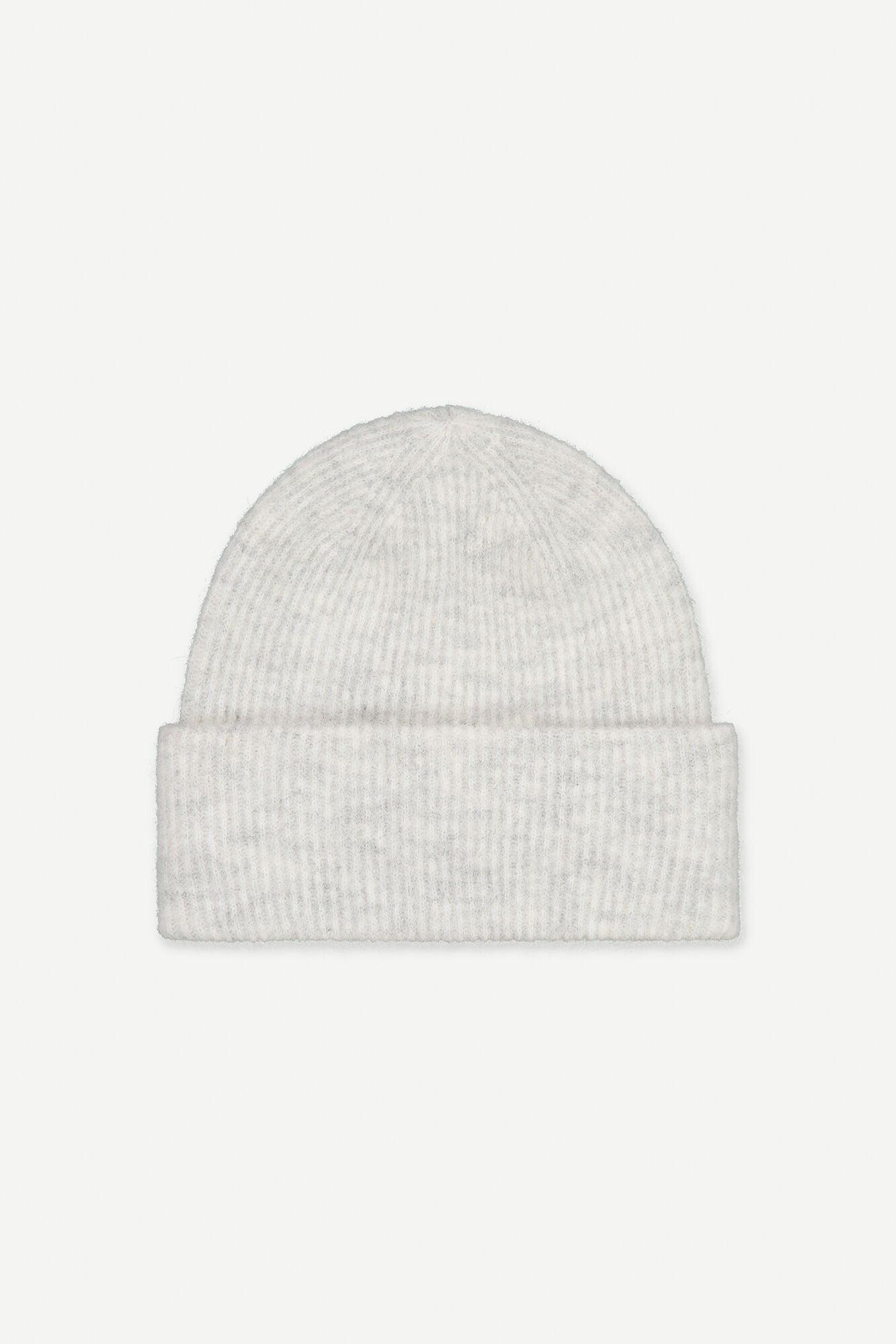 Hvit ribbestrikket lue for dame i myk ull, stilren og minimalistisk design.