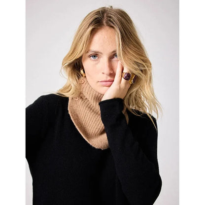 Baya Neck Camel Chine