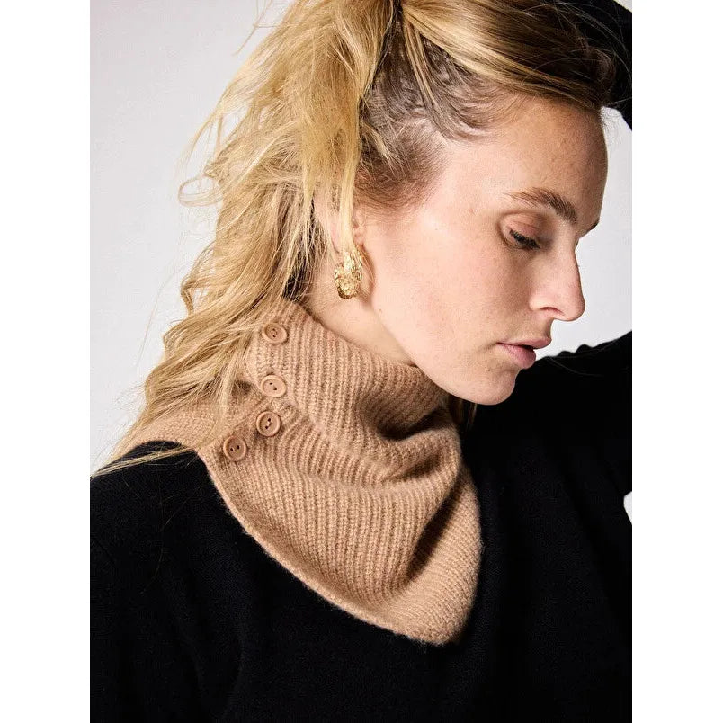 Baya Neck Camel Chine