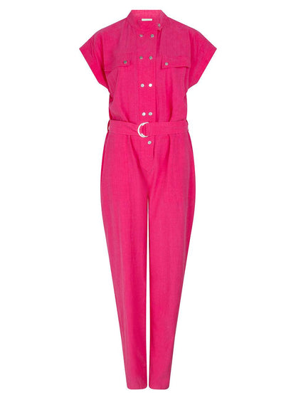 Jean jumpsuit i magenta med korte ermer, belte i livet og knappedetaljer foran.