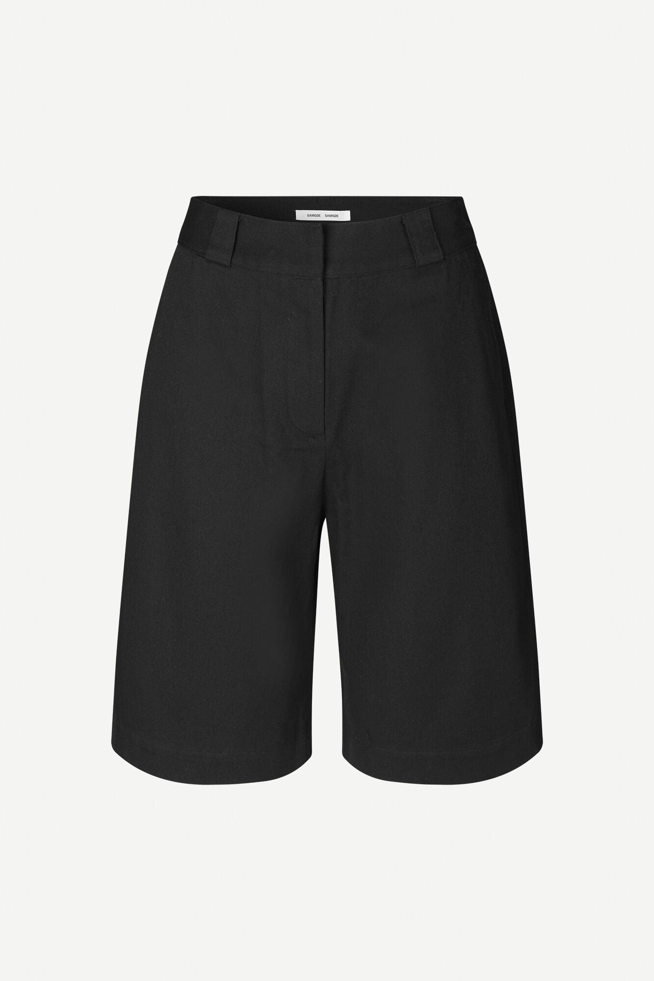 Sorte dameshorts med høy midje og beltehemper, sett mot hvit bakgrunn.