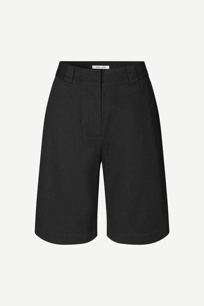 Sorte dameshorts med høy midje og beltehemper, sett mot hvit bakgrunn.
